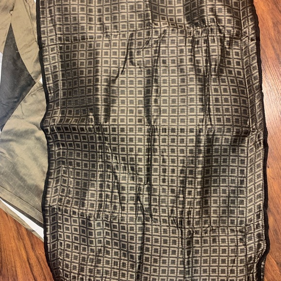 King size bed skirt and 2 shams - Picture 5 of 10